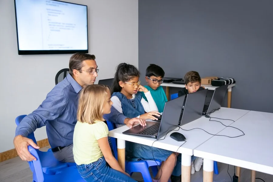 Why Technology-Integrated Curriculum Enhances Classroom Learning in Gurgaon
